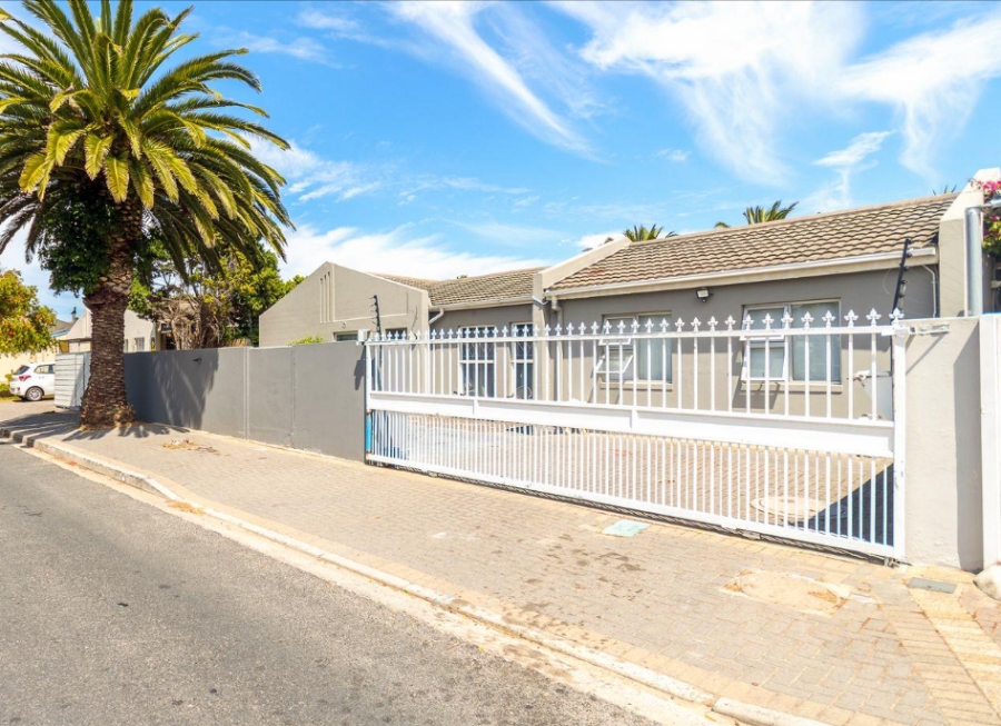 5 Bedroom Property for Sale in Table View Western Cape